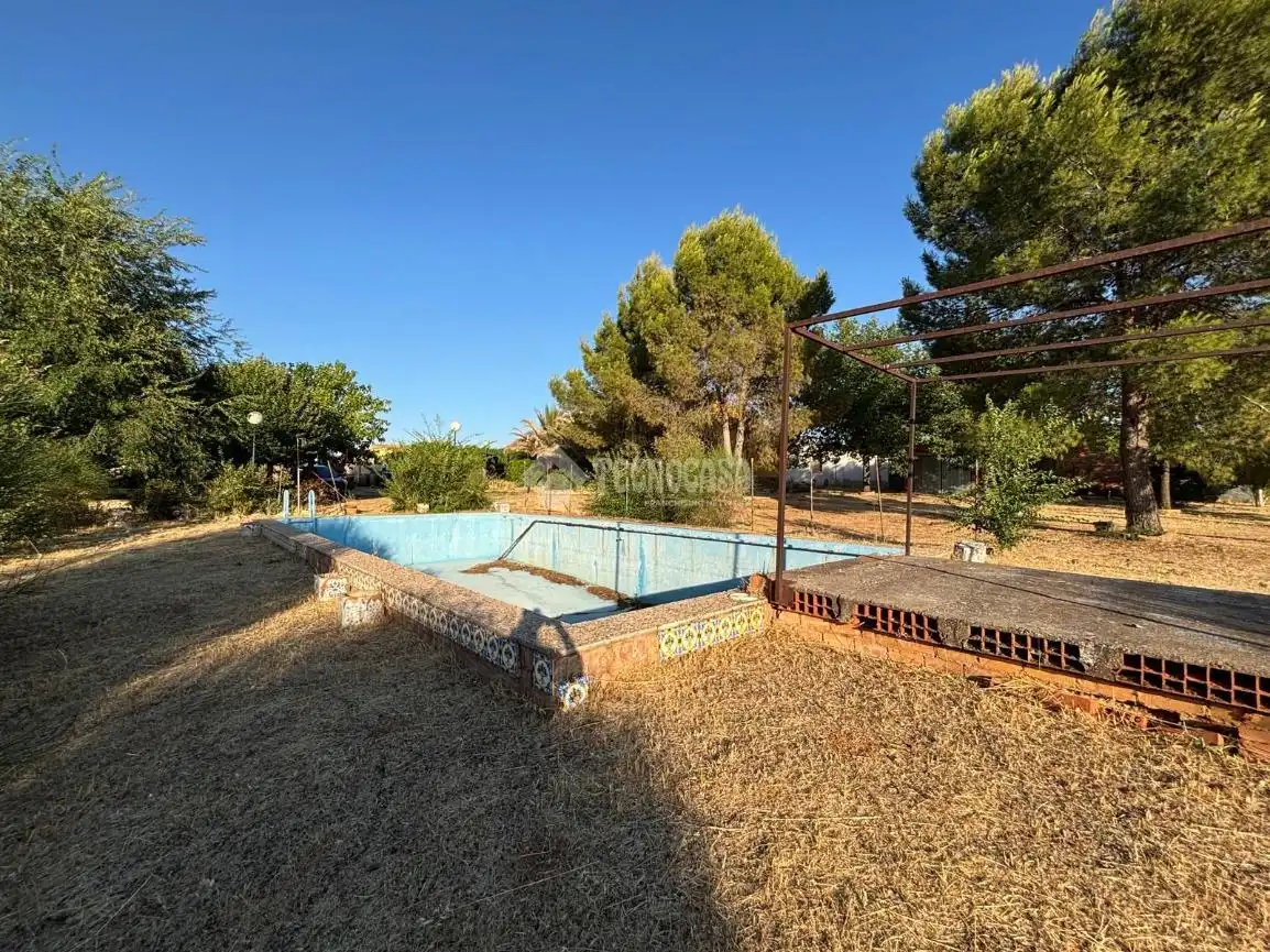 Piscina de Finca rústica en venda en Argamasilla de Calatrava amb Calefacció