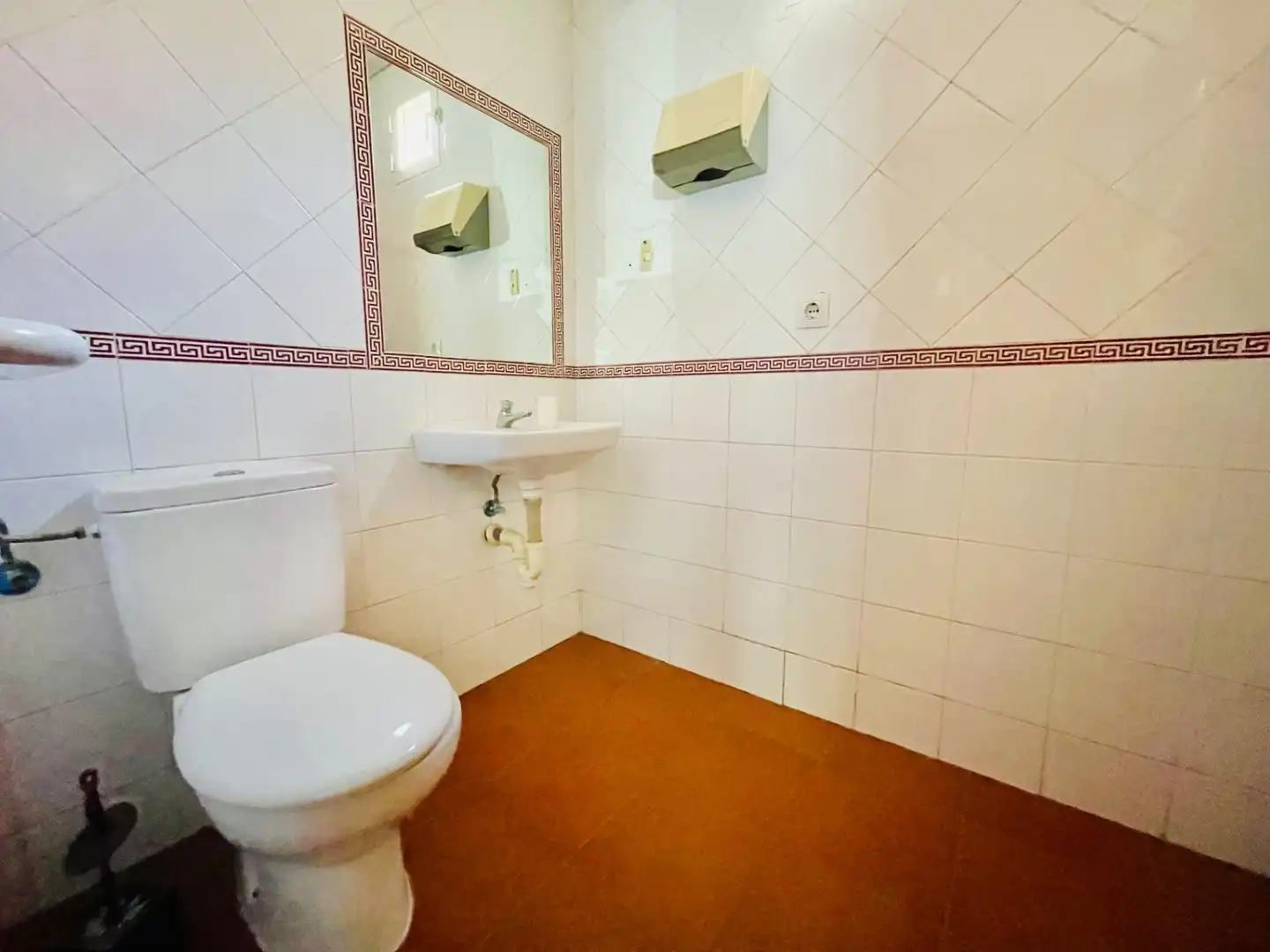 Baño de Local en venta en Córdoba con Aire acondicionado