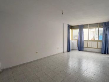 Piso con balcón en venta en Casco Urbano
