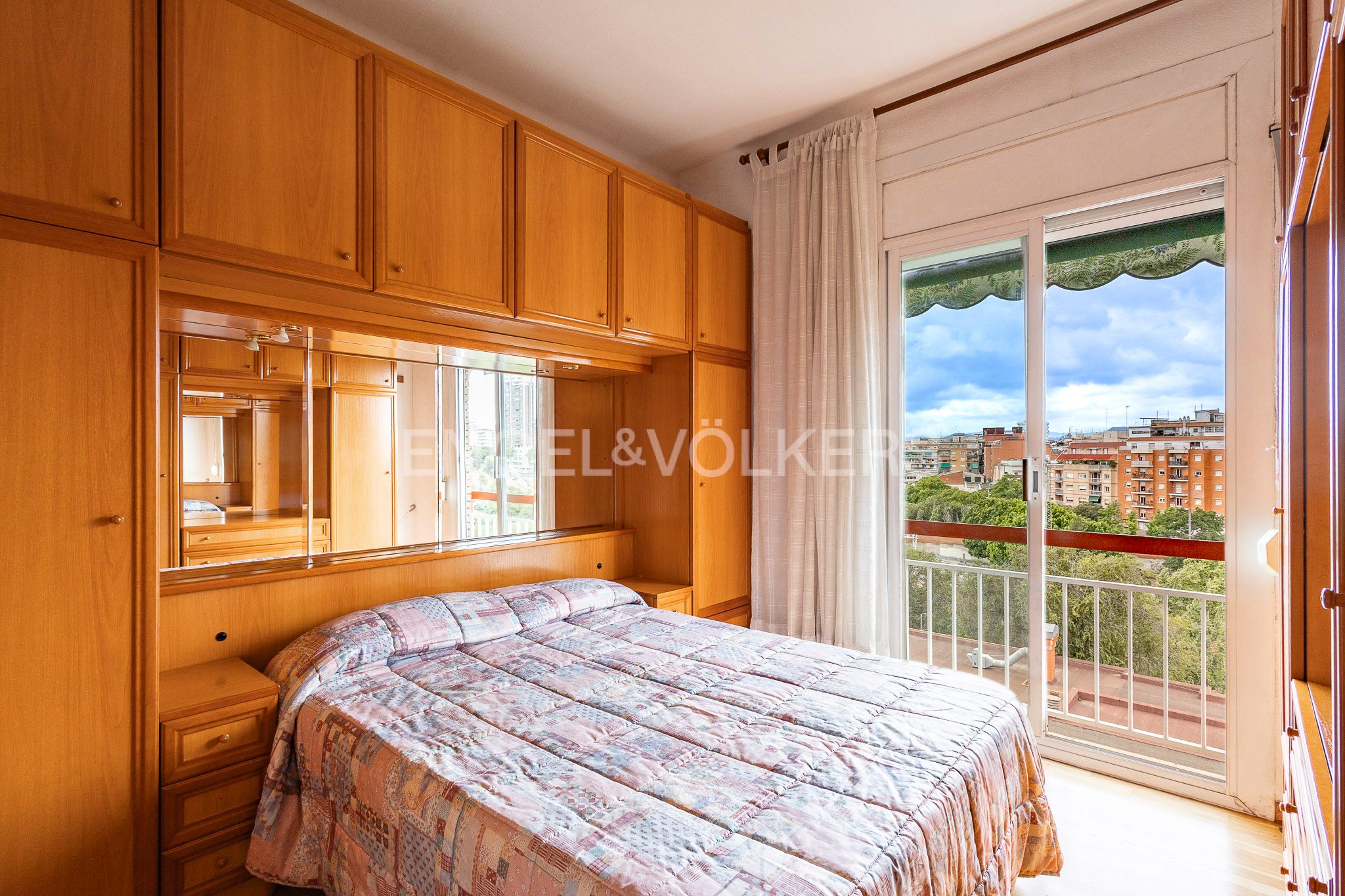 Bedroom of Apartment for sale in Esplugues de Llobregat  with Air Conditioner, Heating and Parquet flooring