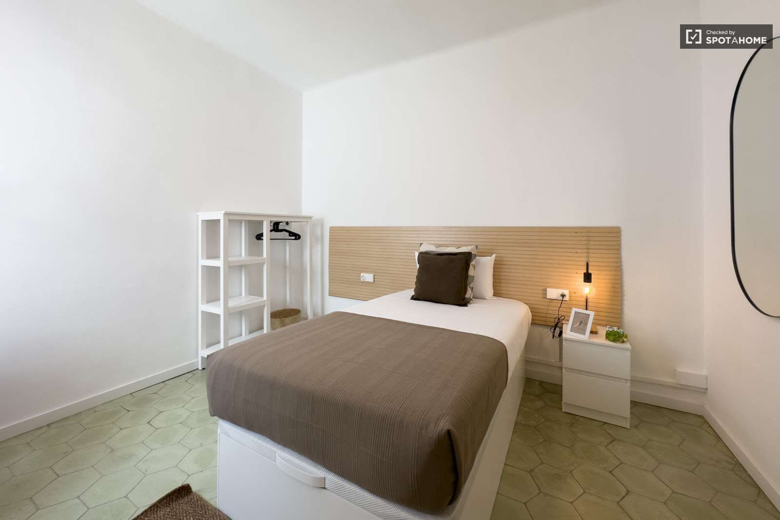 Bedroom of Flat to share in  Barcelona Capital  with Air Conditioner and Terrace