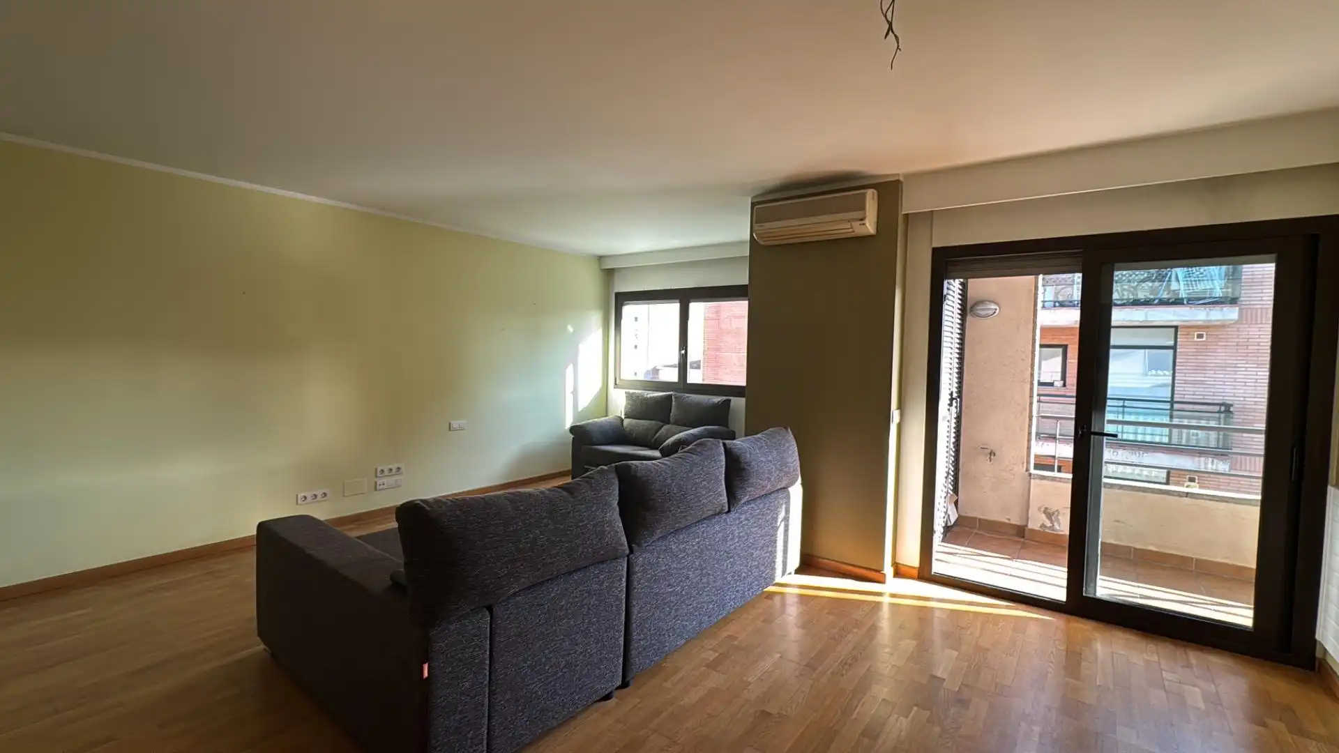 Living room of Attic for sale in Figueres  with Air Conditioner, Heating and Terrace