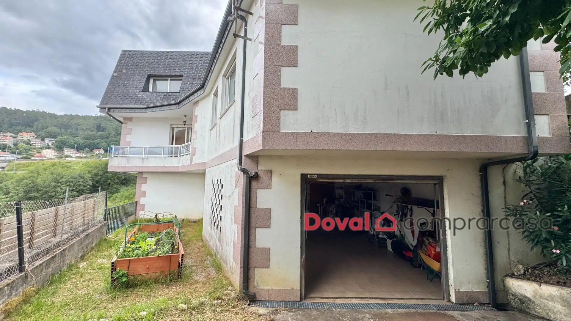 Vista exterior de Casa o xalet en venda en Redondela amb Calefacció, Traster i Piscina