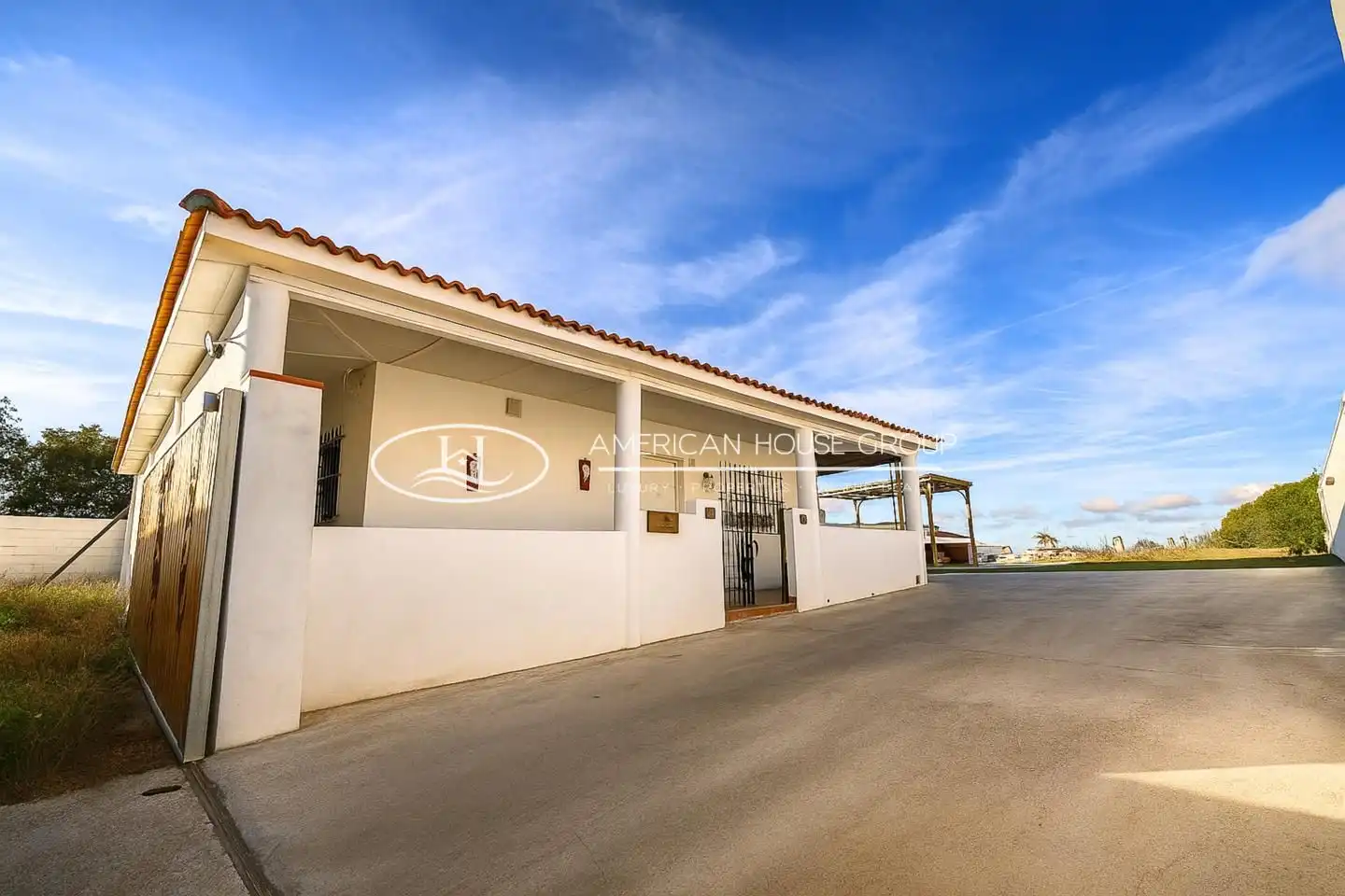 Vista exterior de Casa o xalet en venda en Chiclana de la Frontera amb Aire condicionat, Jardí privat i Terrassa