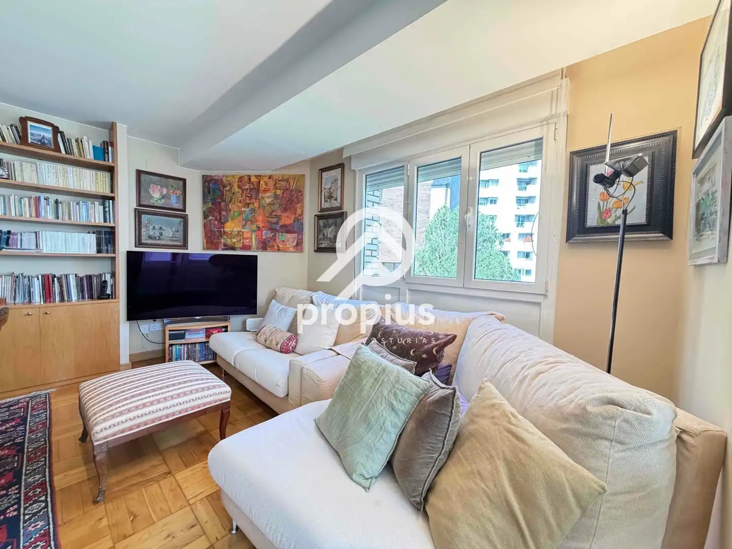 Living room of Flat for sale in Oviedo   with Heating, Parquet flooring and Oven