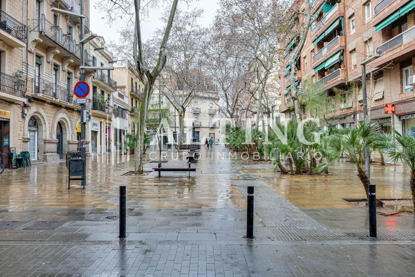 Vista exterior de Local en venda en Barcelona amb Aire condicionat i Moblat