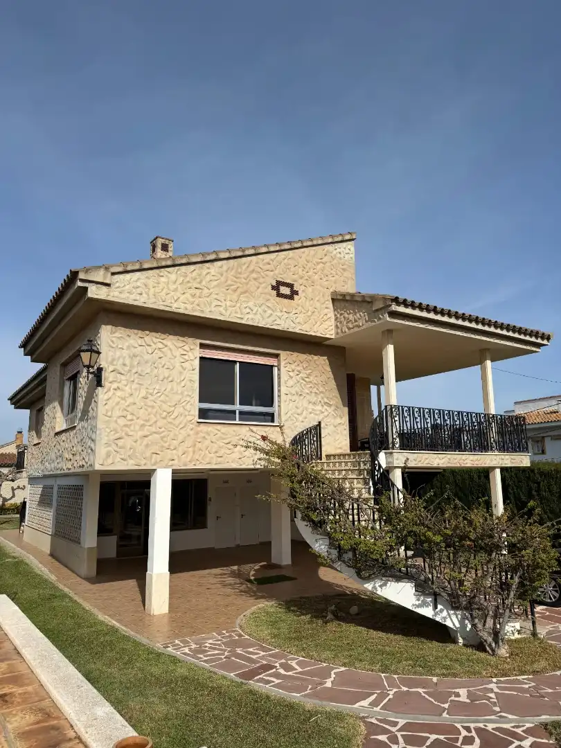 Chalet con piscina en venta en Carrer Ribesalbes 3C, imagen 3