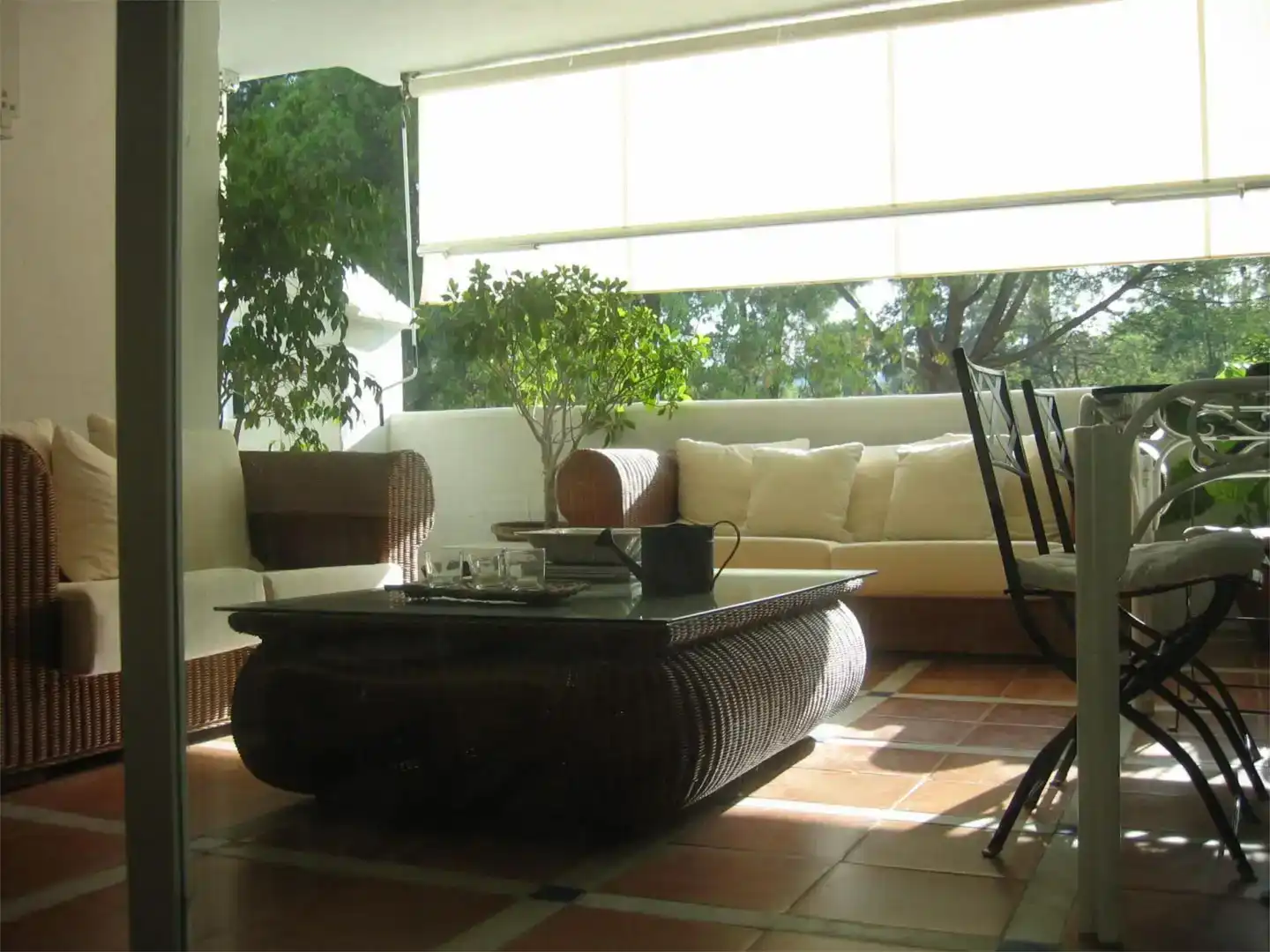 Sala d'estar de Pis en venda en Estepona amb Aire condicionat, Jardí privat i Piscina