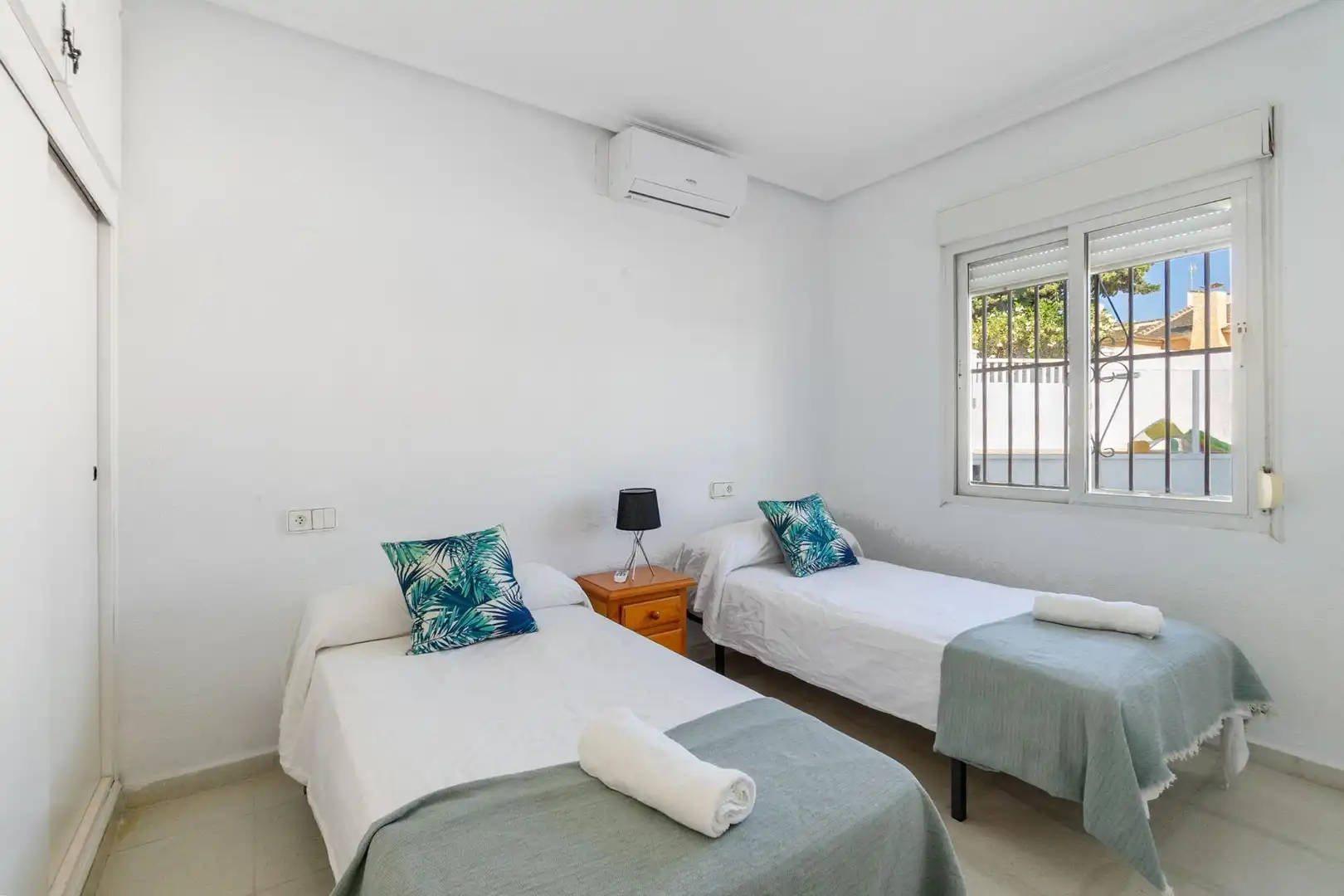 Dormitori de Casa o xalet en venda en Orihuela amb Aire condicionat, Jardí privat i Terrassa