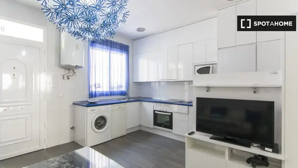 Cocina de Apartamento para compartir en Madrid con Aire acondicionado, Calefacción y Terraza