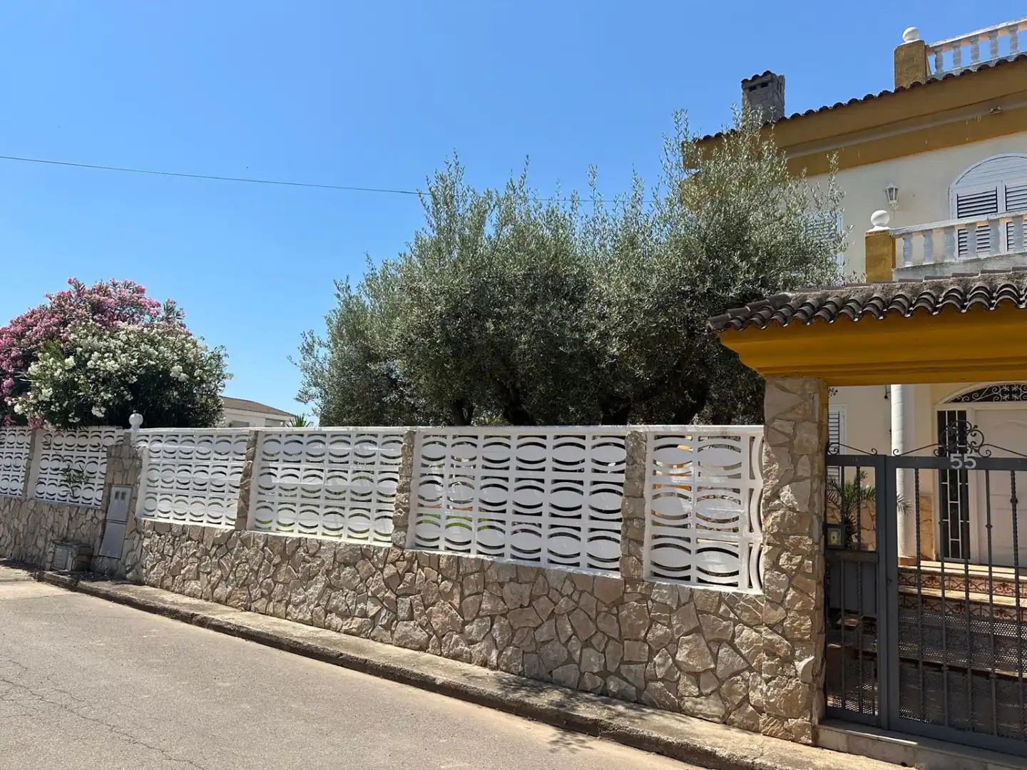 Vista exterior de Casa adosada en venda en Castellón de la Plana / Castelló de la Plana amb Aire condicionat, Calefacció i Terrassa