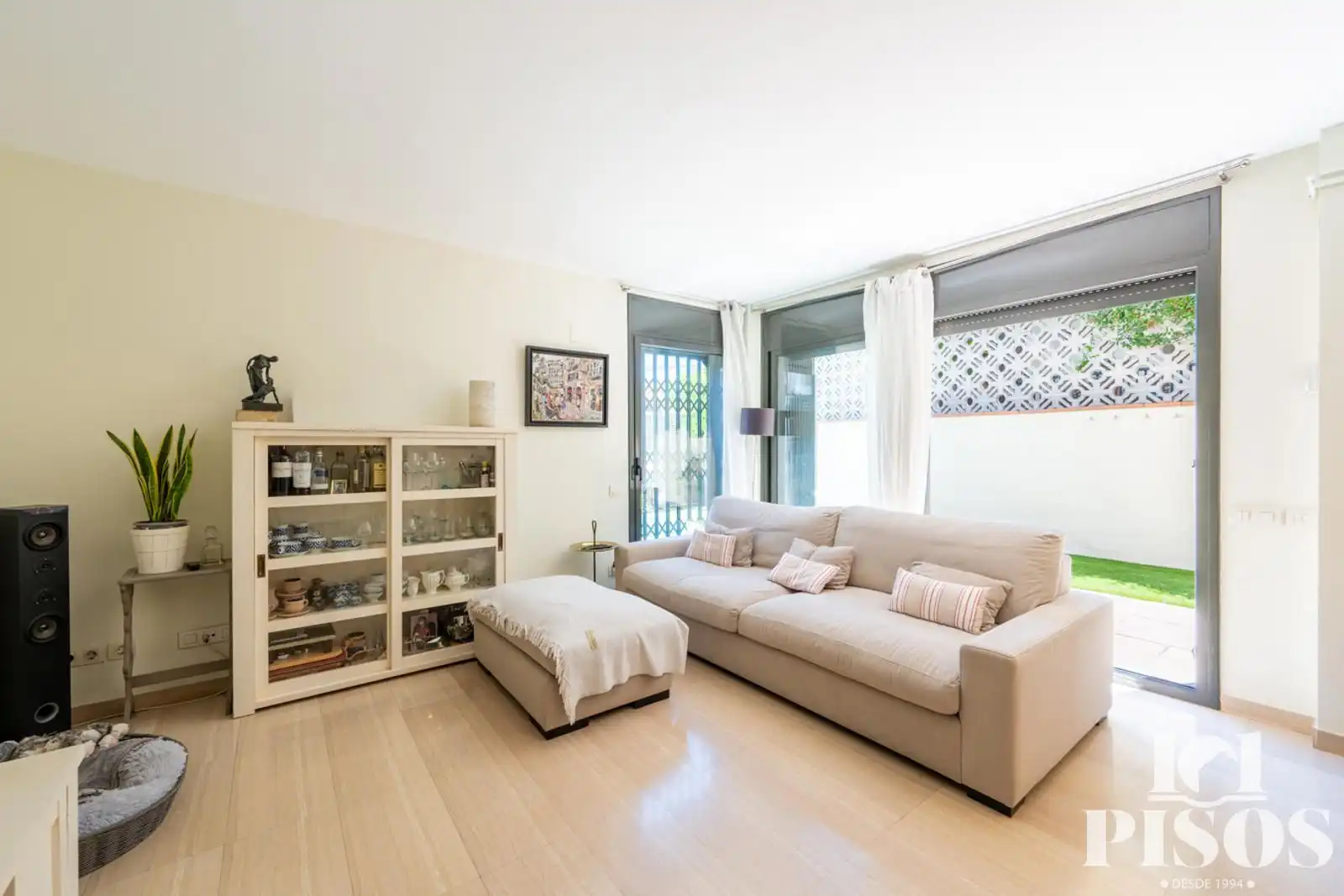 Sala de estar de Dúplex en venta en Sant Cugat del Vallès con Aire acondicionado, Calefacción y Jardín privado