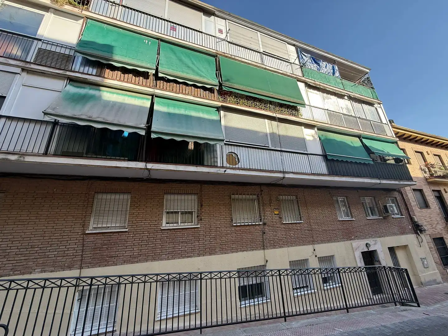 Vista exterior de Piso en venta en Madrid con Terraza y Alarma