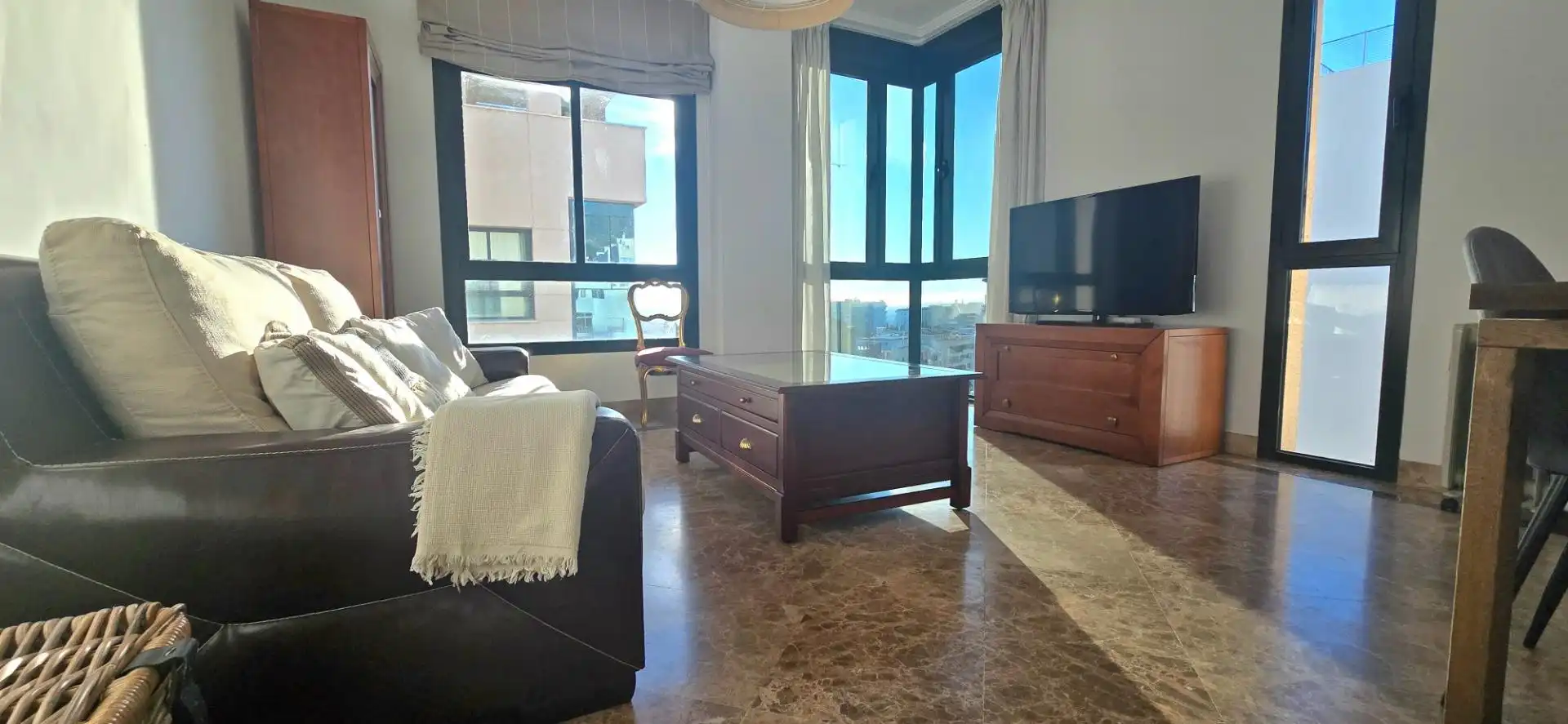 Sala d'estar de Pis de lloguer en Marbella amb Aire condicionat, Moblat i Jacuzzi