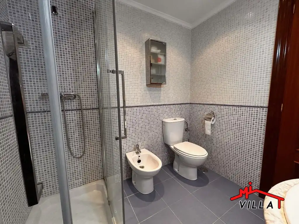 Baño de Piso en venta en Voto con Calefacción, Trastero y Amueblado