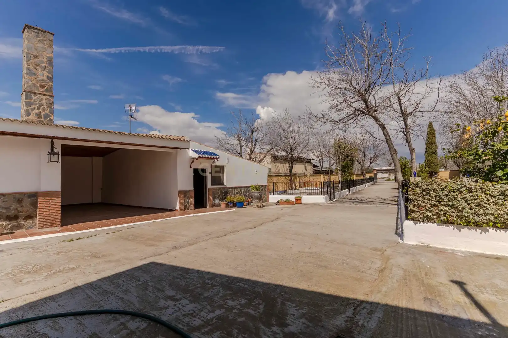Außenansicht von Haus oder Chalet zum Verkauf in Granada mit Klimaanlage, Privatgarten und Abstellraum
