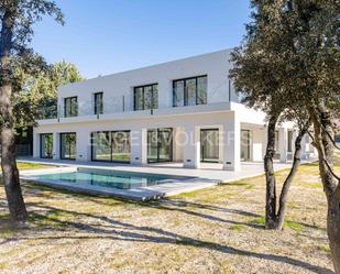 Vista exterior de Casa o xalet en venda en Villanueva de la Cañada amb Aire condicionat, Calefacció i Jardí privat