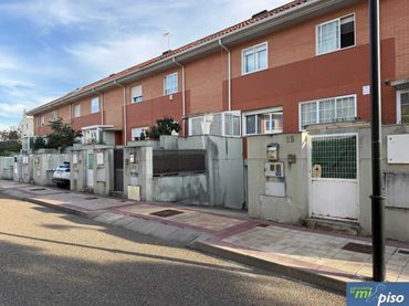Adossat amb balcó en venda a Calle Calera