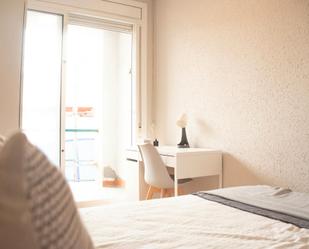 Bedroom of Flat to share in  Barcelona Capital  with Washing machine and TV