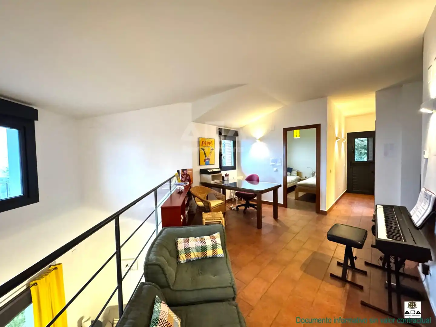 Sala d'estar de Casa o xalet en venda en Poyales del Hoyo amb Calefacció, Jardí privat i Terrassa