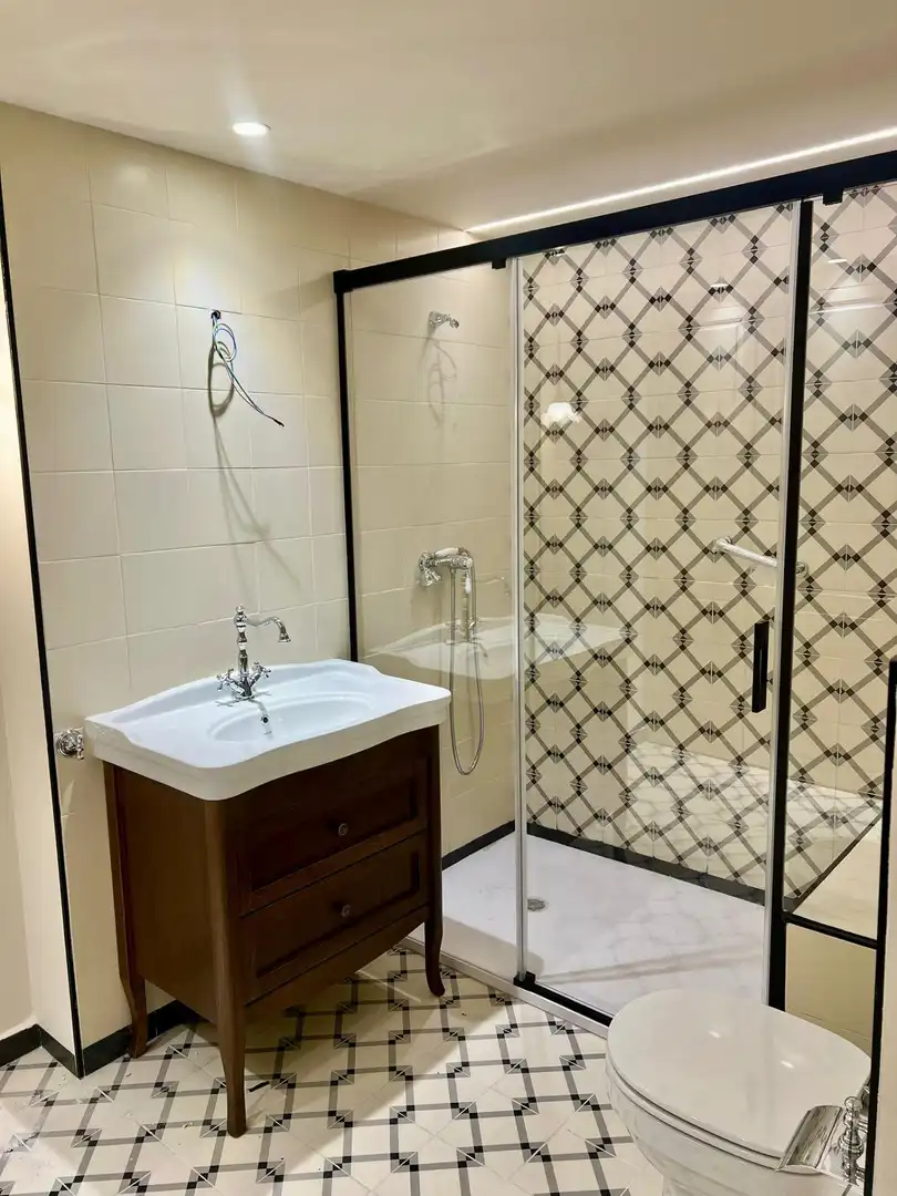 Baño de Dúplex de alquiler en Granada con Aire acondicionado y Alarma