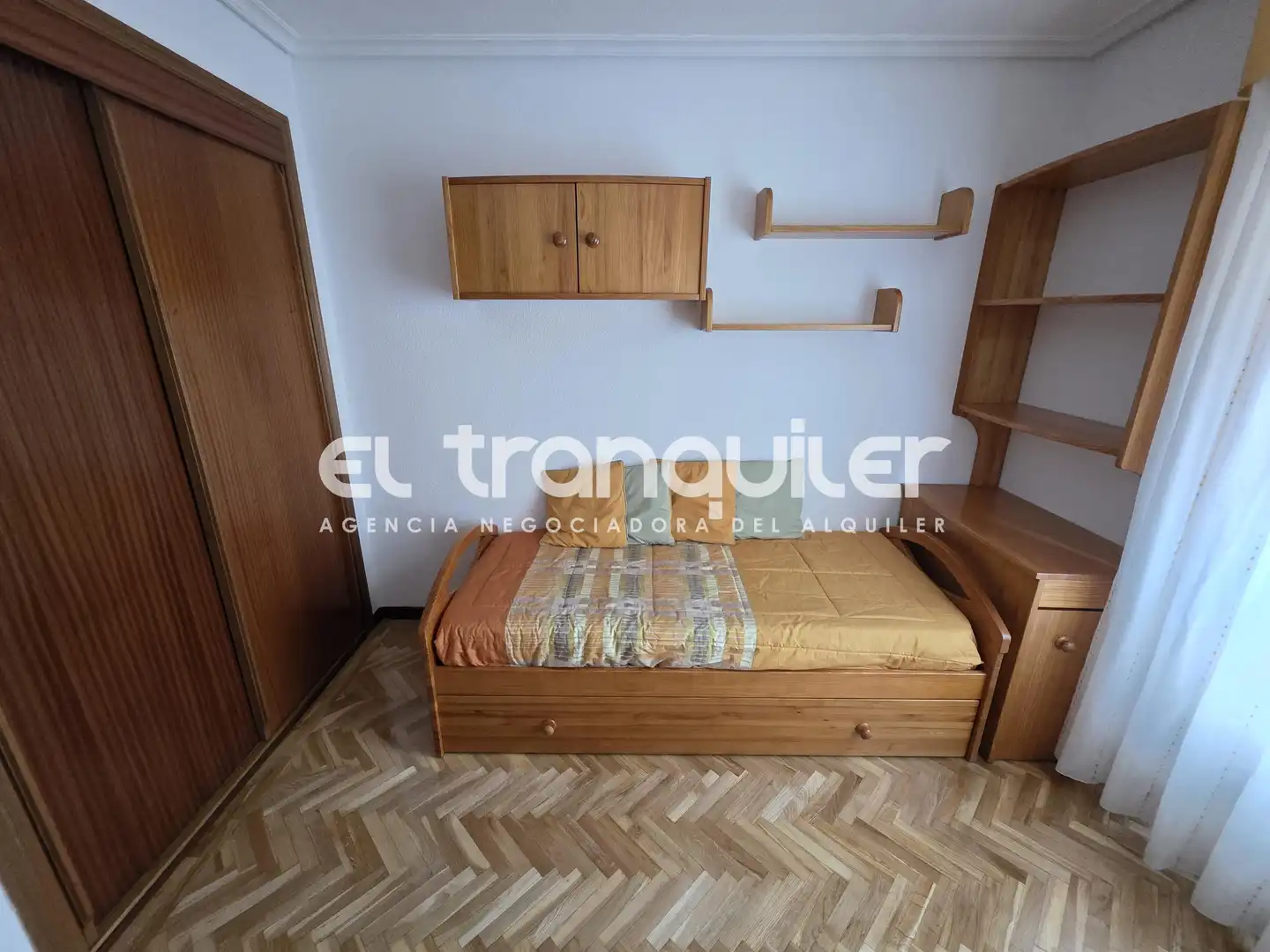 Dormitori de Pis de lloguer en Madrid amb Aire condicionat, Parquet i Piscina