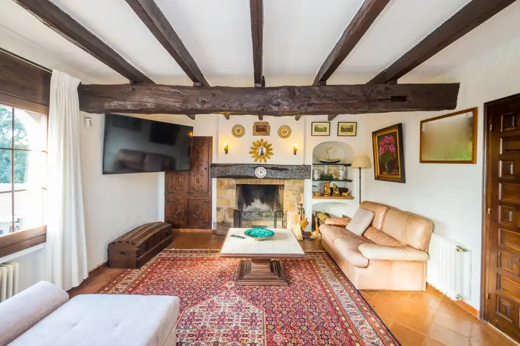 Wohnzimmer von Haus oder Chalet zum Verkauf in Castell d'Aro, Platja d'Aro i s'Agaró mit Klimaanlage, Heizung und Privatgarten