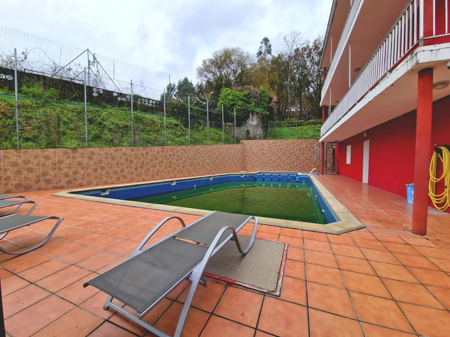 Schwimmbecken von Gebäude zur Miete in Outes