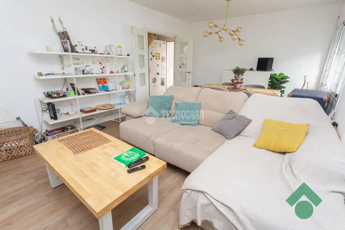 Sala d'estar de Casa adosada en venda en Algeciras amb Jardí privat, Terrassa i Piscina