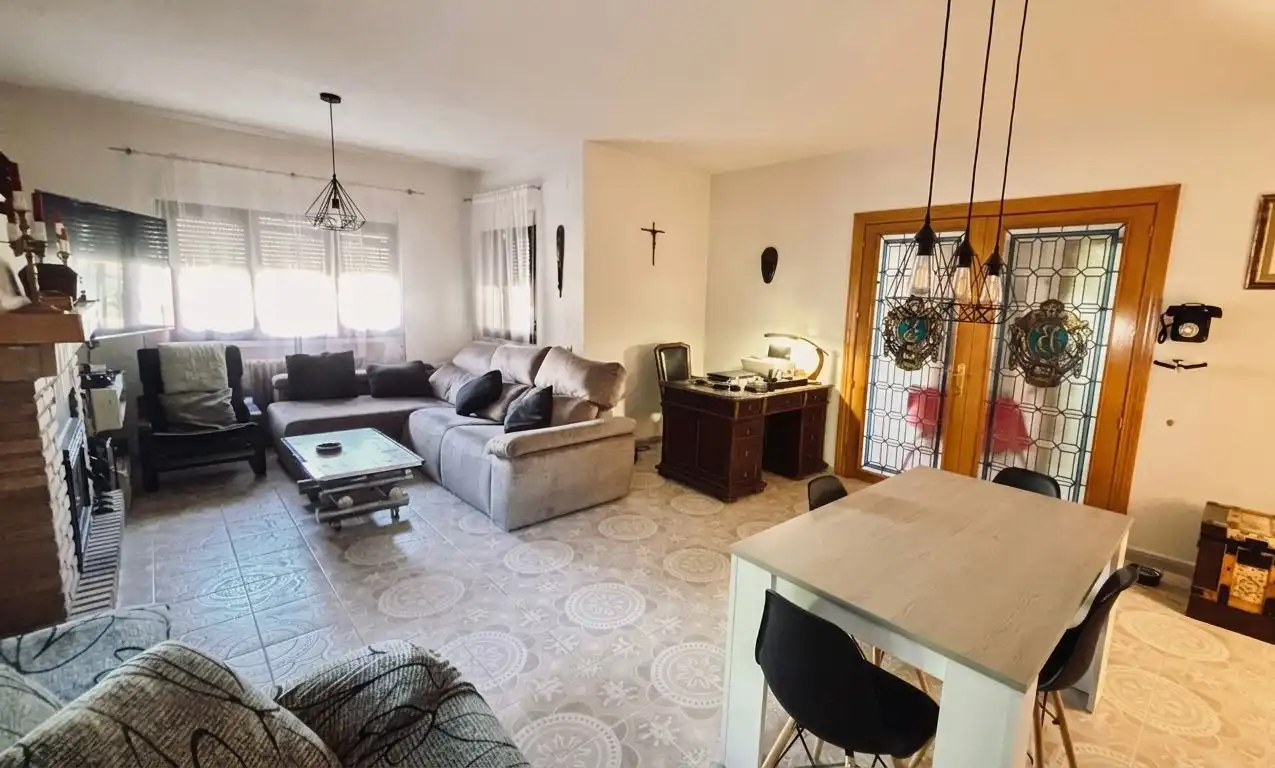 Sala de estar de Casa o chalet en venta en El Casar de Escalona con Aire acondicionado, Calefacción y Jardín privado