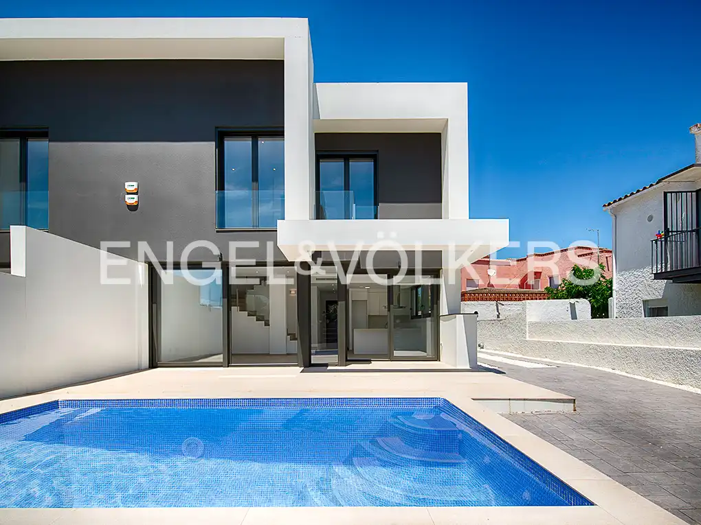 Casa pareada con terraza en venta en Carrer Requesens