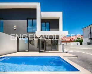 Vista exterior de Casa adosada en venda en Empuriabrava amb Aire condicionat, Piscina i Balcó