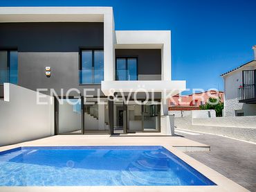 Doppelhaushälfte mit Balkon zum Verkauf in Carrer Requesens