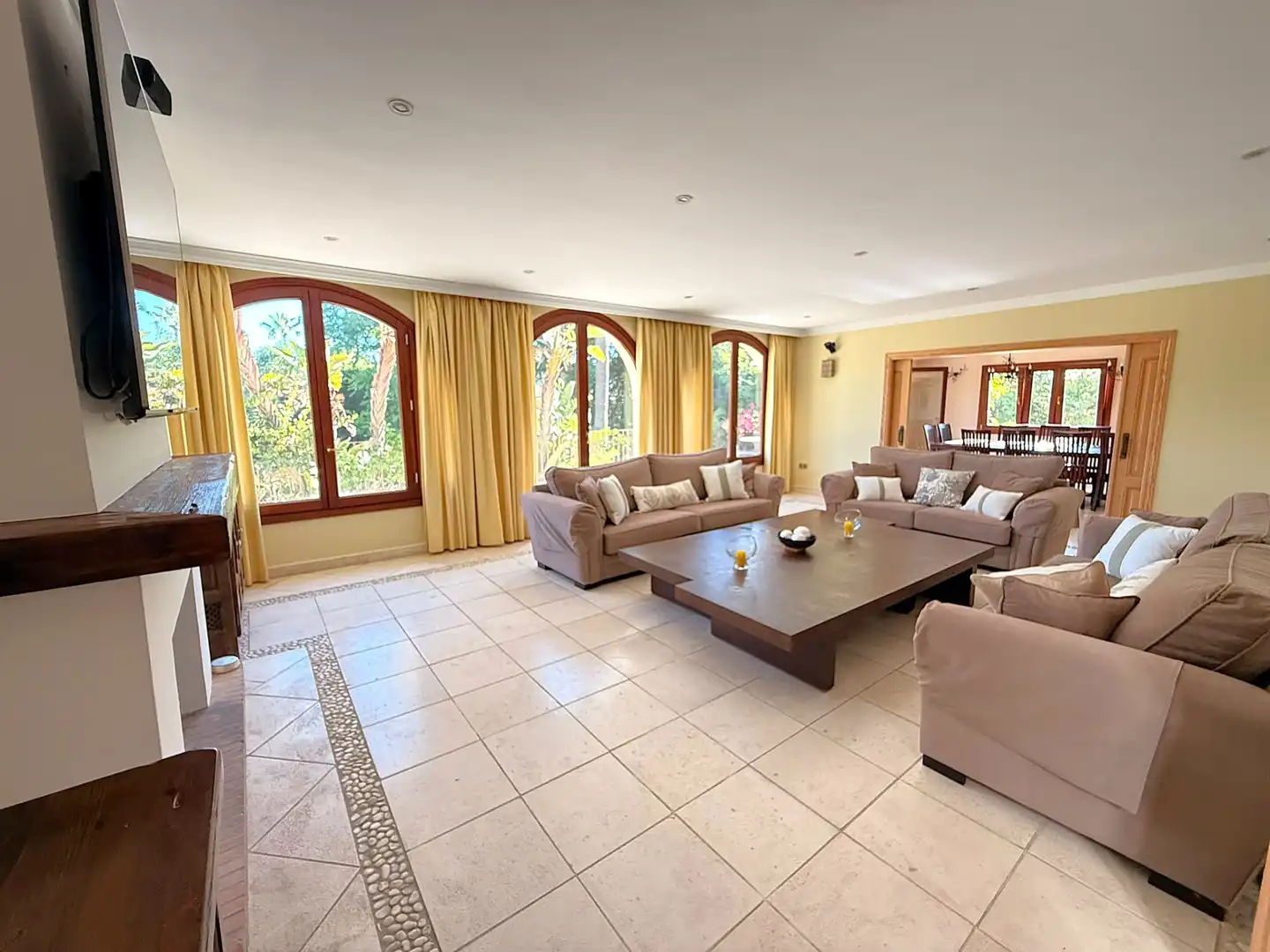 Sala d'estar de Casa o xalet en venda en Estepona amb Aire condicionat, Jardí privat i Terrassa