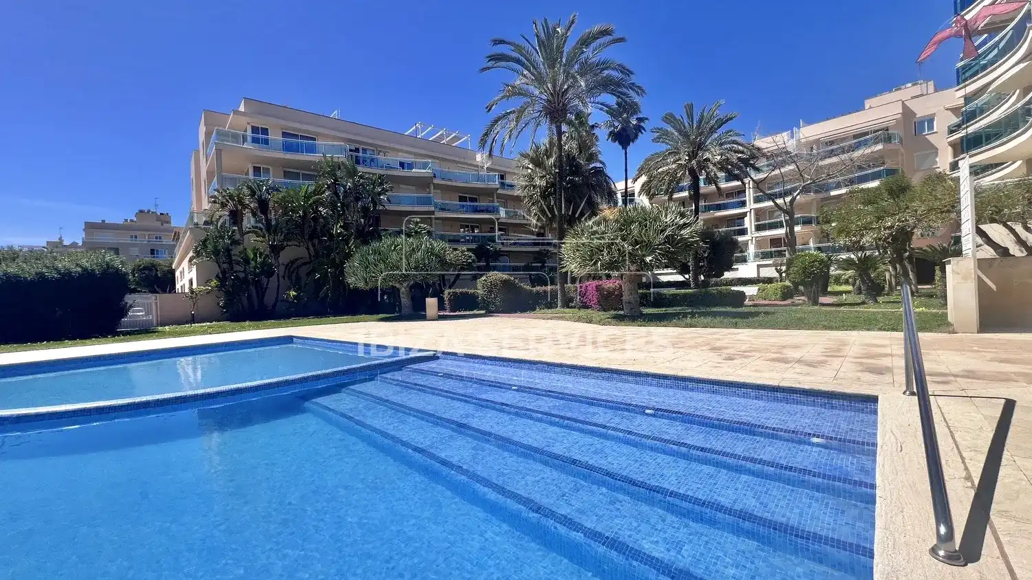 Vista exterior de Pis en venda en Eivissa amb Aire condicionat, Jardí privat i Piscina