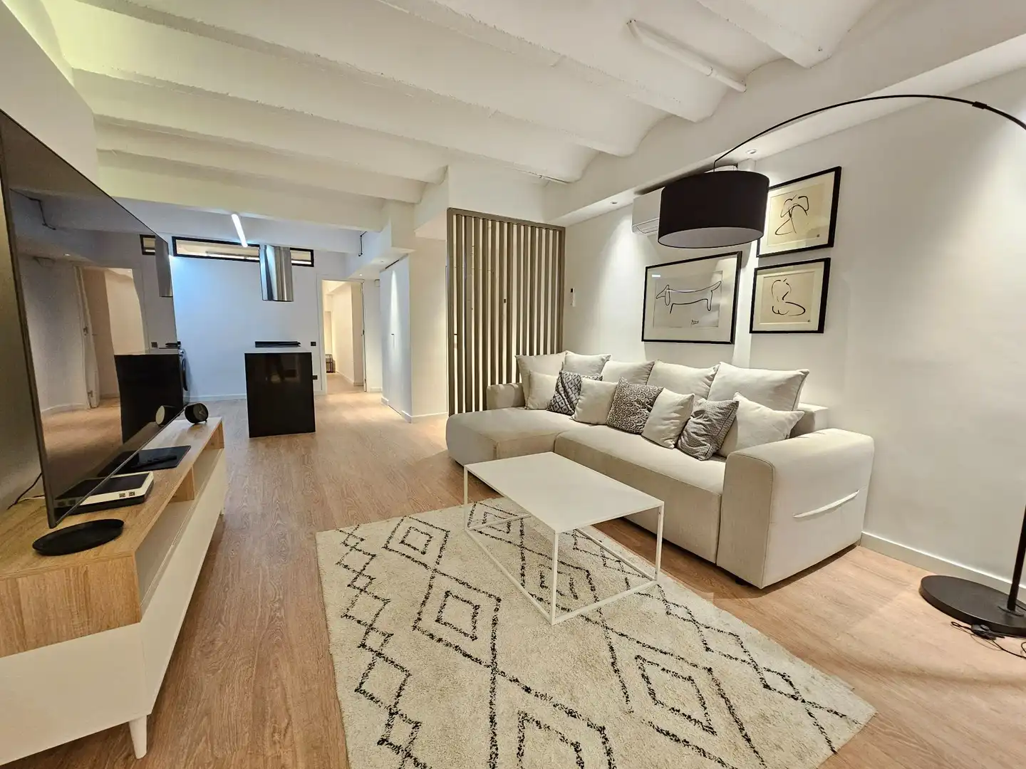 Flat for rent in Barcelona  with Air Conditioner and Furnished