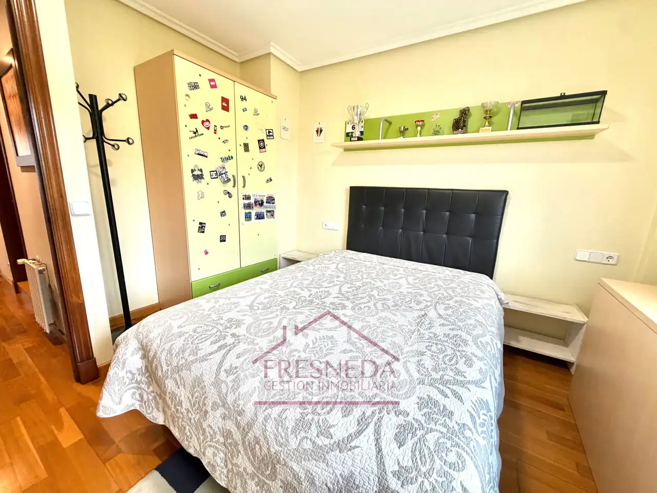 Dormitori de Casa adosada en venda en Siero amb Calefacció, Jardí privat i Parquet
