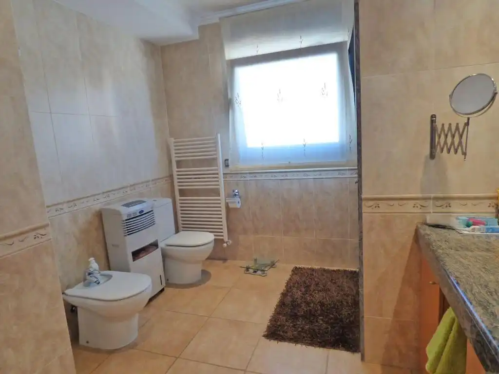 Bany de Casa o xalet en venda en Vilafant amb Aire condicionat, Jardí privat i Terrassa