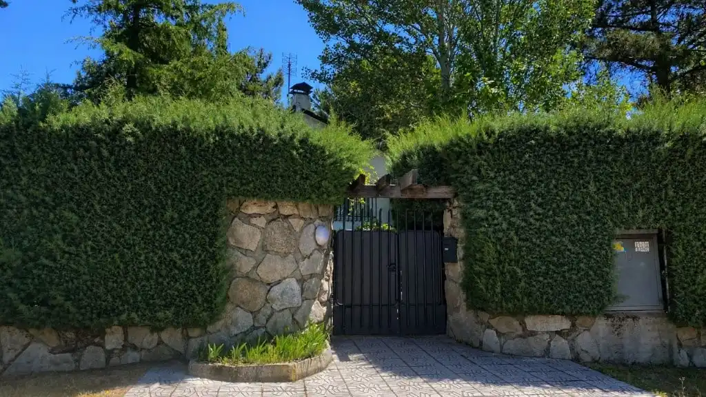 Vista exterior de Casa o xalet en venda en Cadalso de los Vidrios amb Aire condicionat, Calefacció i Jardí privat