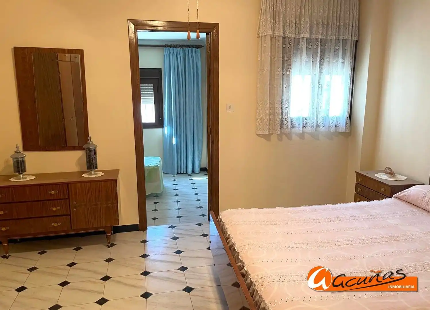 Habitación de Casa adosada en venta en Alameda con Trastero