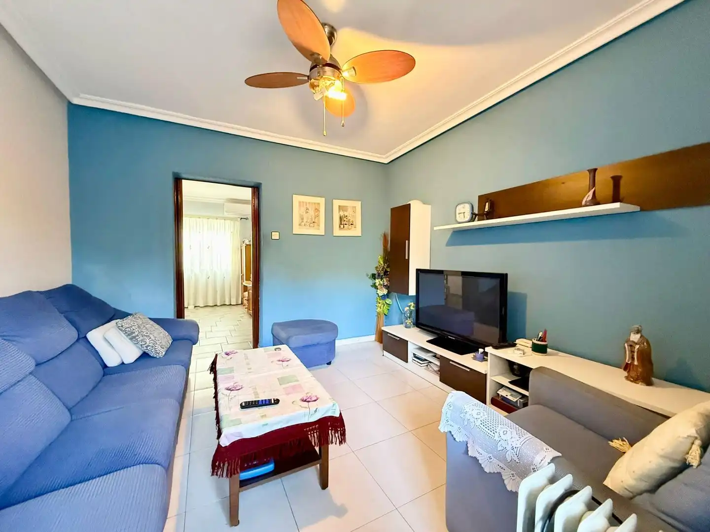 Sala de estar de Piso en venta en Almería con Calefacción, Amueblado y Balcón