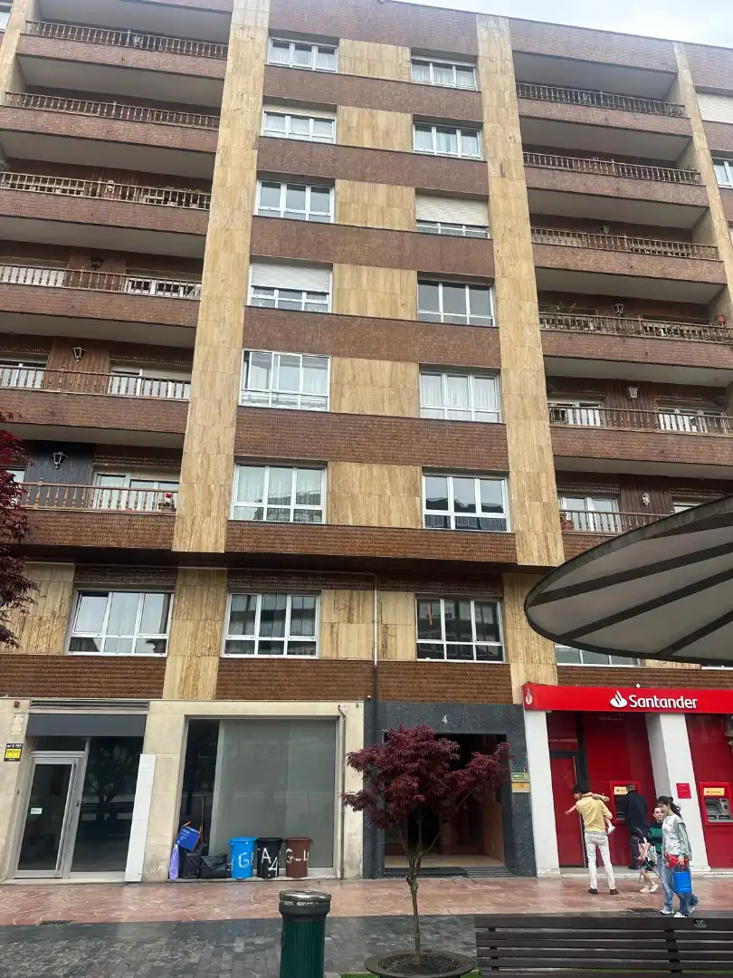 Außenansicht von Wohnung zum Verkauf in Oviedo  mit Heizung, Parkett und Terrasse