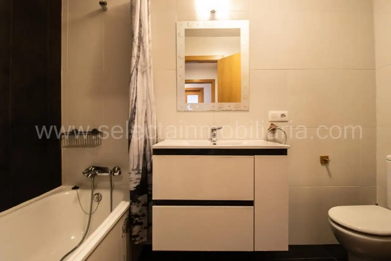 Bany de Apartament de lloguer en Pontevedra Capital  amb Calefacció, Traster i Moblat