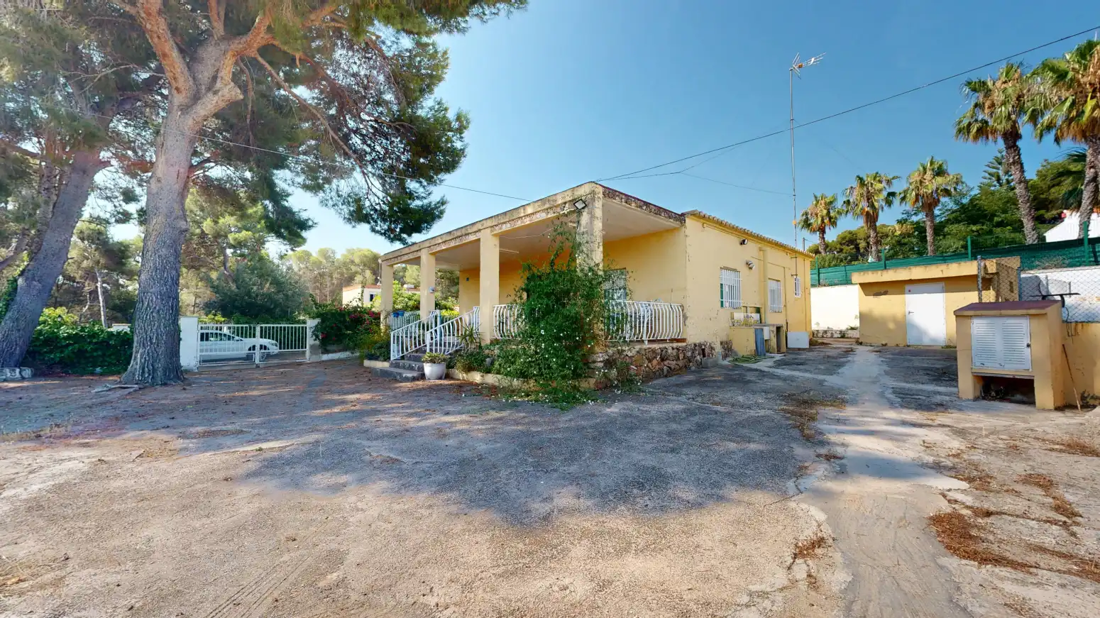 Vista exterior de Casa o xalet en venda en Sagunto / Sagunt amb Terrassa i Piscina