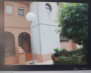 Vista exterior de Casa adosada en venda en Manzanares amb Calefacció i Jardí privat