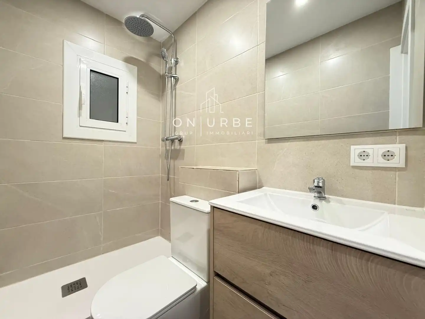 Baño de Piso en venta en Badalona con Parquet, Terraza y Horno