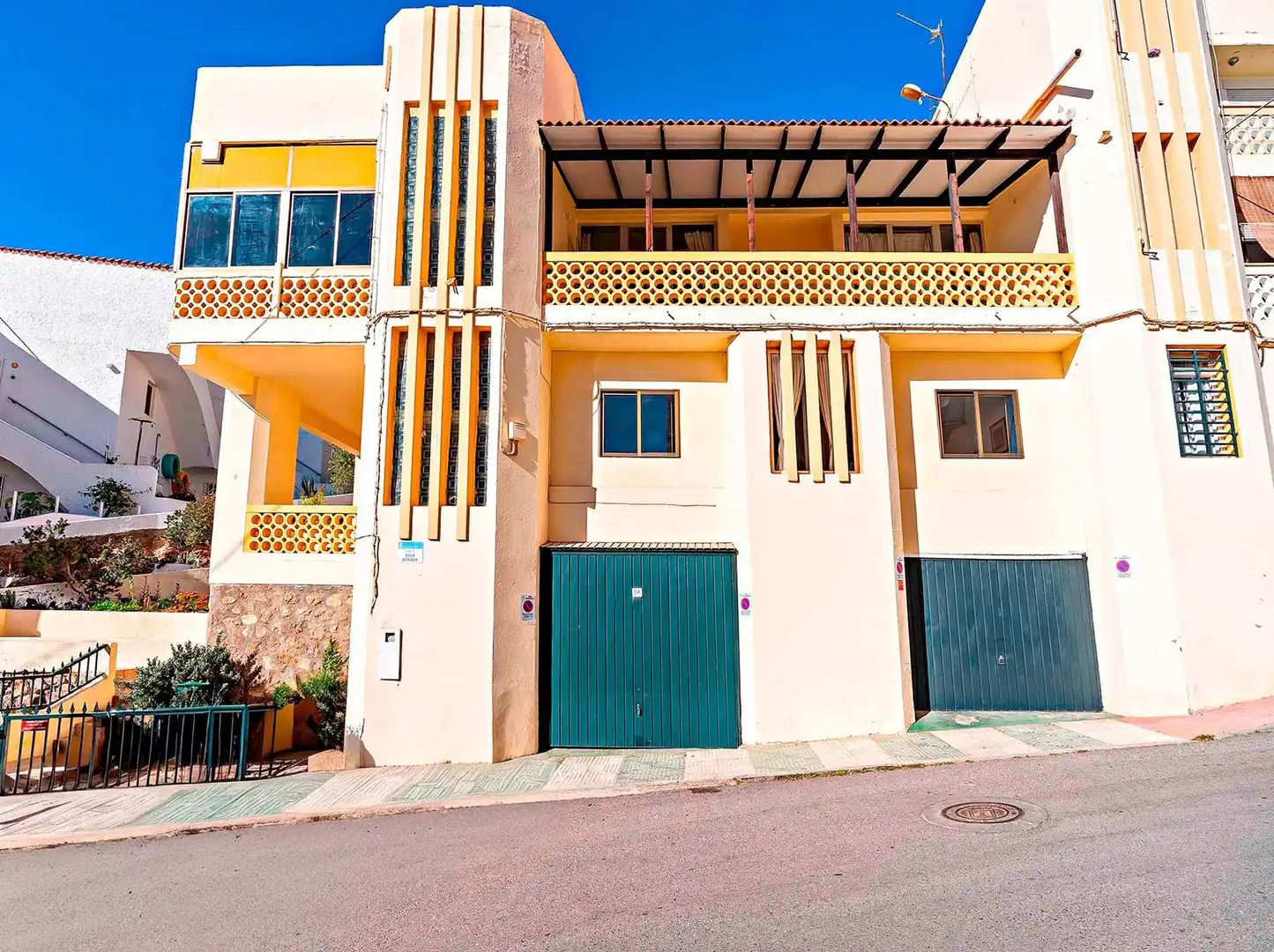Vista exterior de Casa adosada en venda en Roquetas de Mar amb Jardí privat, Terrassa i Traster