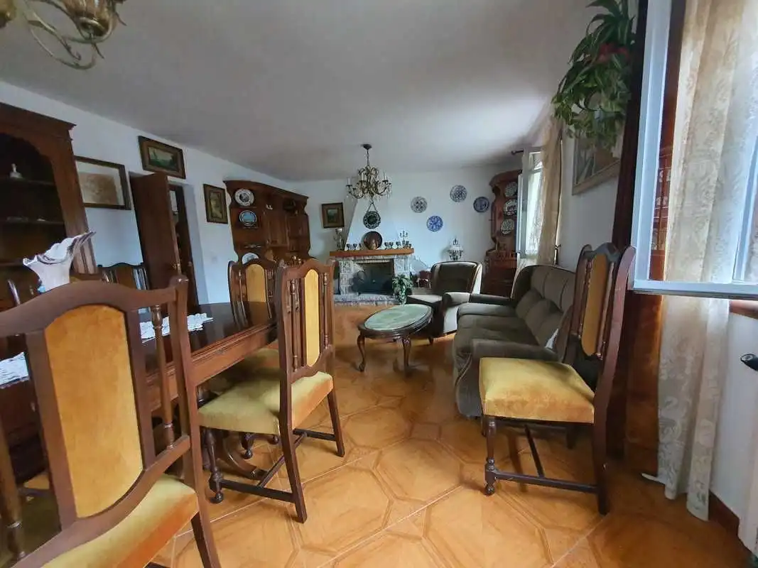 Menjador de Casa o xalet en venda en Llanes amb Calefacció i Jardí privat