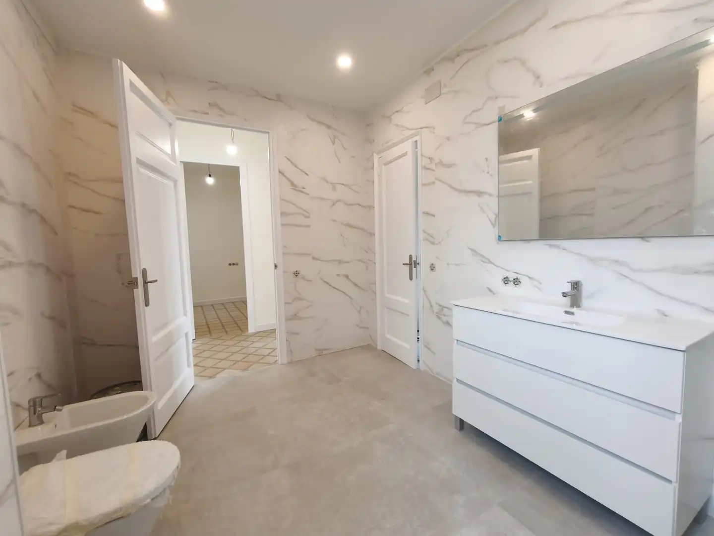 Badezimmer von Wohnung zur Miete in Barcelona mit Klimaanlage, Ofen und Mikrowelle