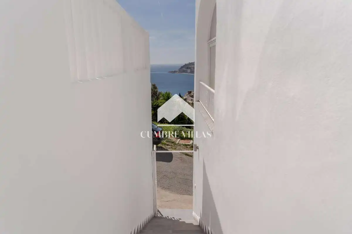 Vista exterior de Casa o xalet en venda en Almuñécar amb Terrassa, Traster i Internet